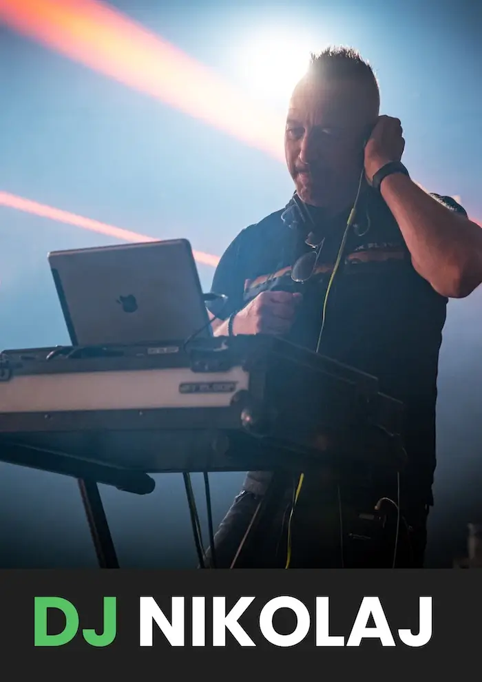 DJ Nikolaj bag en pult i Aarhus